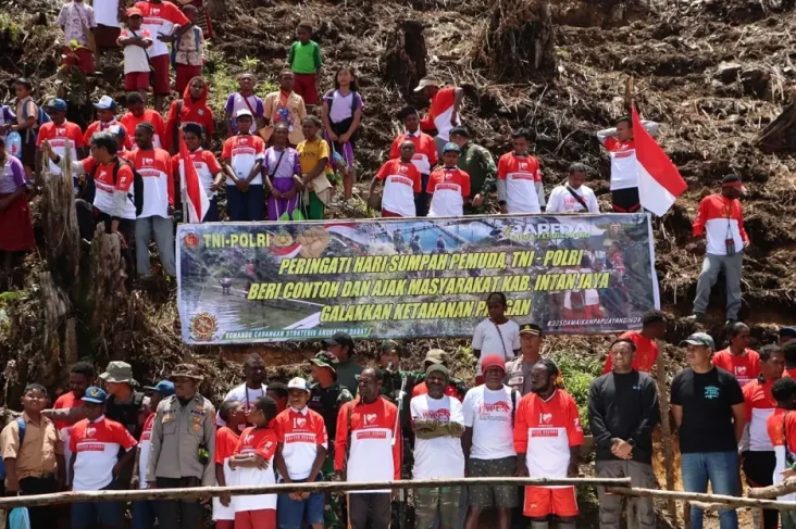 Meriah! Suku Moni Rayakan...