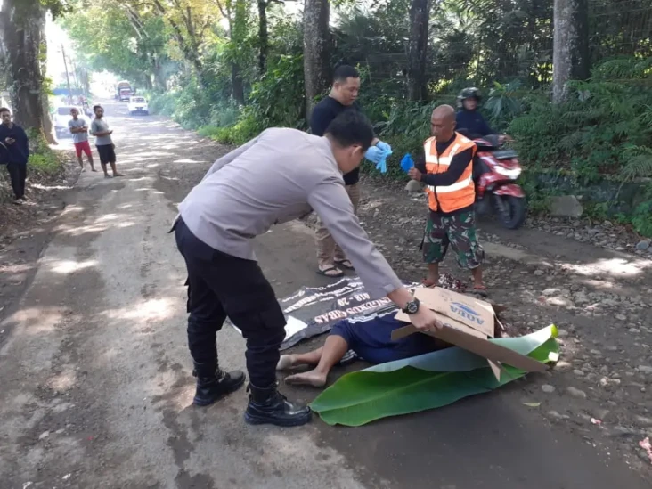 Jatuh Usai Menabrak...