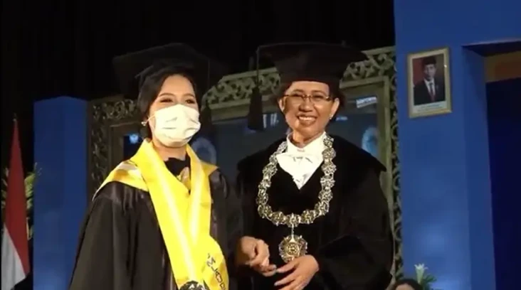 Unik! Rektor UGM Ova...