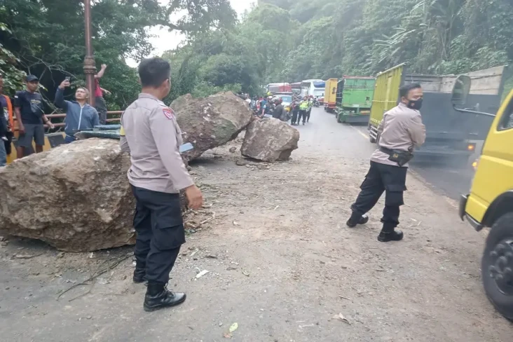 2 Mobil Tertimpa Batu...