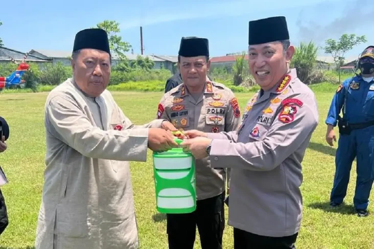 Habib Luthfi Beri Bekal...