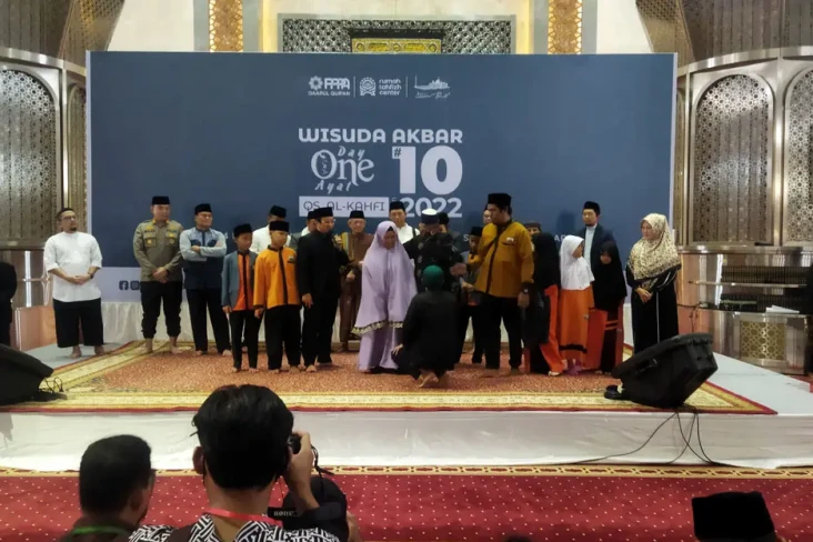 Hadiri Wisuda Akbar...