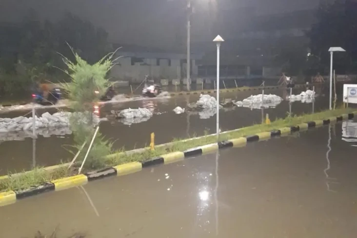 Banjir Rob Terjang Kawasan...