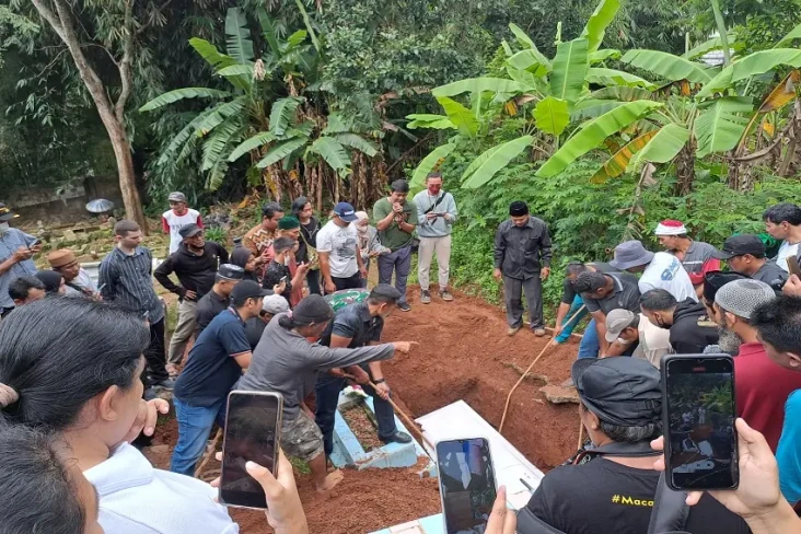 Jenazah Novita Dimakamkan...