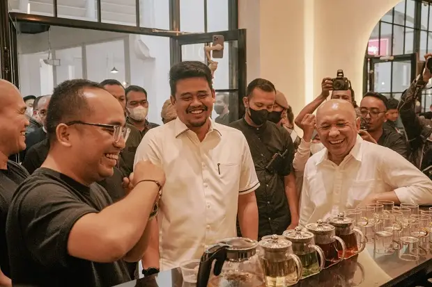 Didampingi Bobby Nasution,...