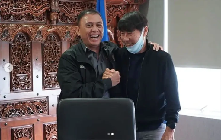 Pundit Sepak Bola Vietnam...