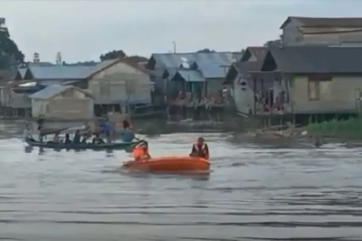 Mandi di Sungai Kahayan,...