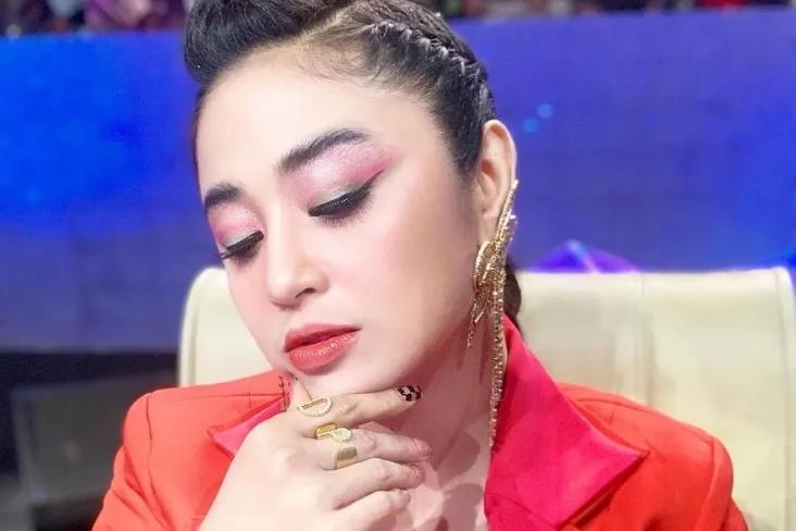 Dewi Perssik Prihatin...