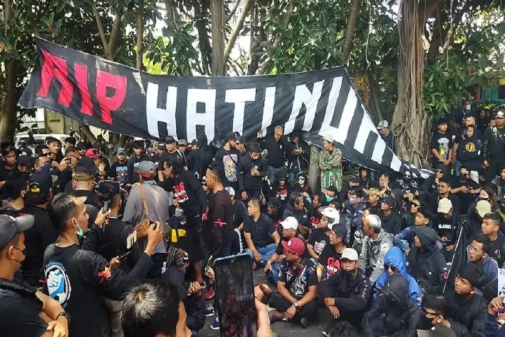 Ribuan Aremania Datangi...