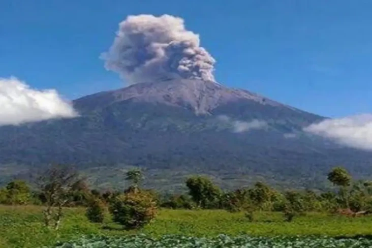Gunung Kerinci Erupsi,...