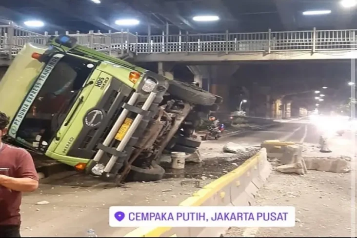 Truk Trailer Tabrak...