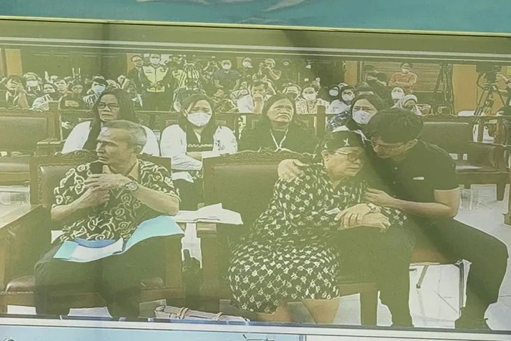 Tak Kuat Mendengar Kata-kata...