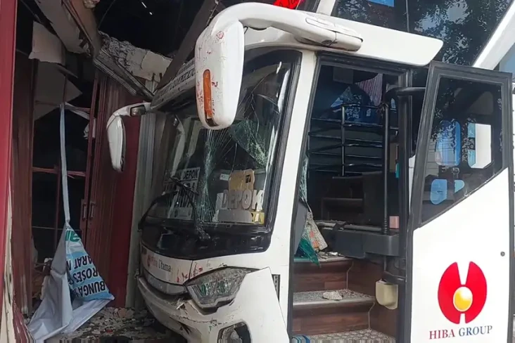 Kronologi Bus Bandara...