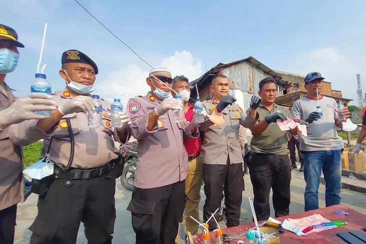 Gerebek Kampung Boncos,...