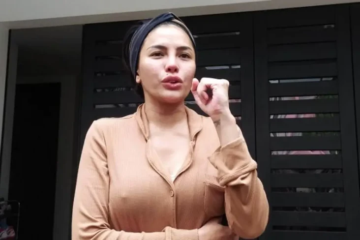 Makin Akrab, Nikita...