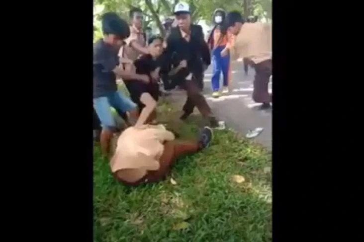 Kasus Pengeroyokan Siswa...