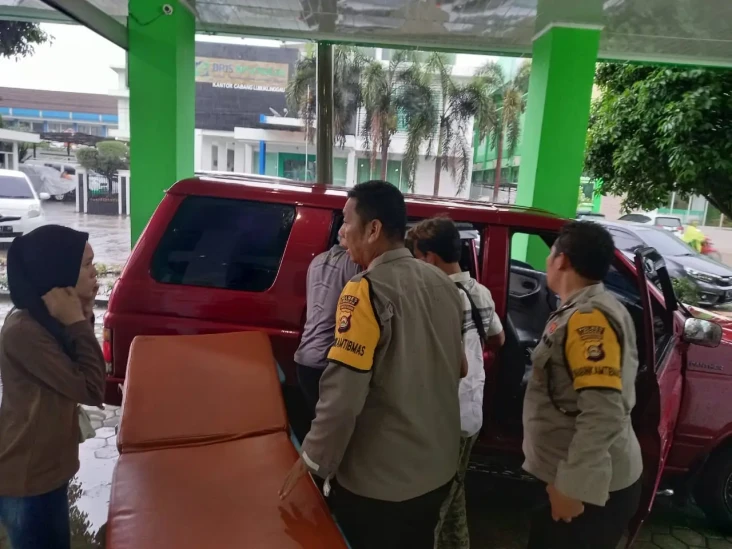Nekat Terobos Hujan,...