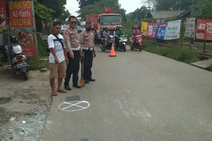 Mobil Pikap Vs Truk...