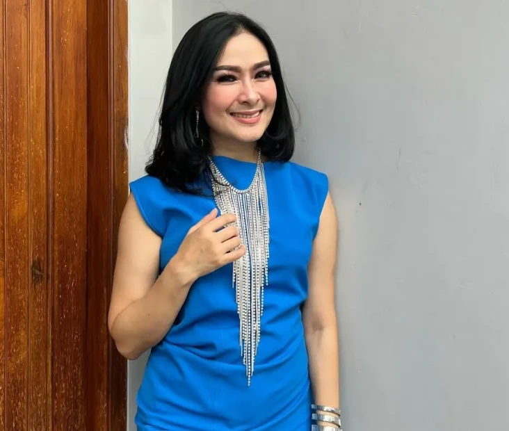 Putra Bungsunya Berpakaian...