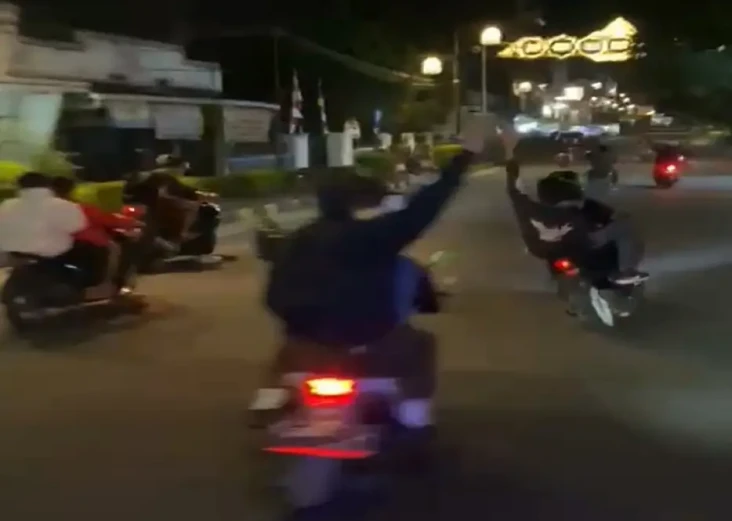 Viral Video Remaja Ugal-ugalan...