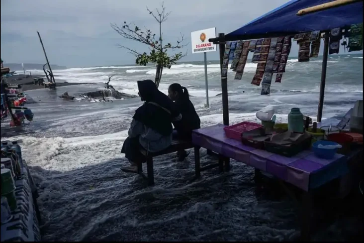 Gelombang Tinggi Hantam...