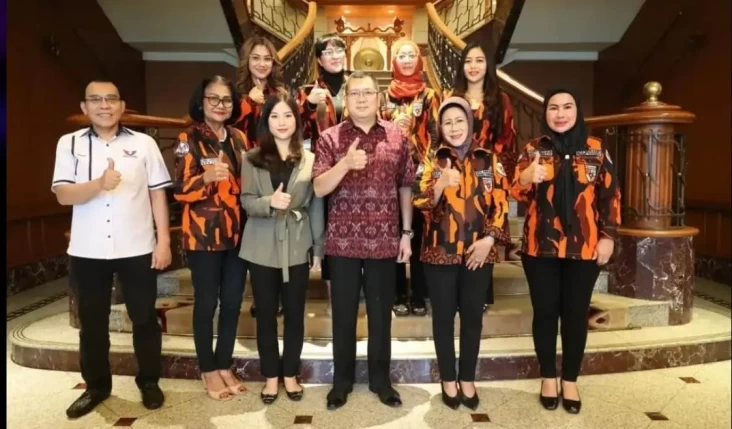 HT Berdiskusi dengan...