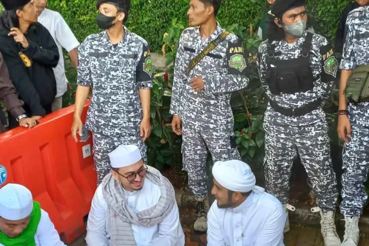 Pakai Gamis Putih, Menantu...