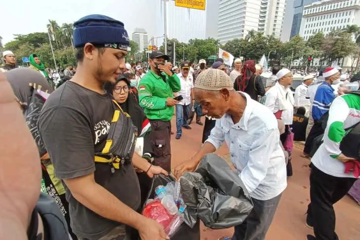 Bawa Kantong Sampah,...
