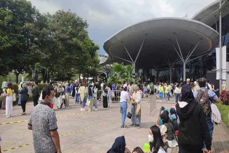 Cuek Diteror Bom, Ribuan...