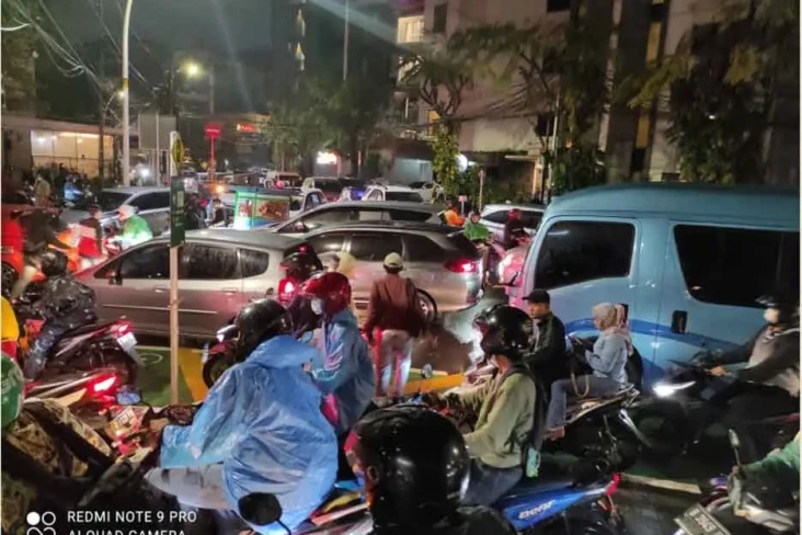 Imbas Hujan Deras, Jalan...