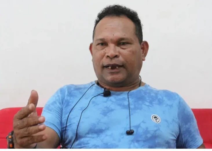 Tim Penyidik KPK Periksa...