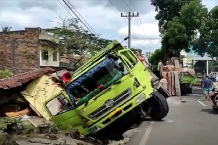 Tak Kuat Menanjak, Truk...