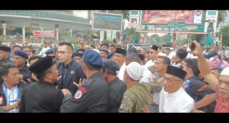 Anies Baswedan Disambut...