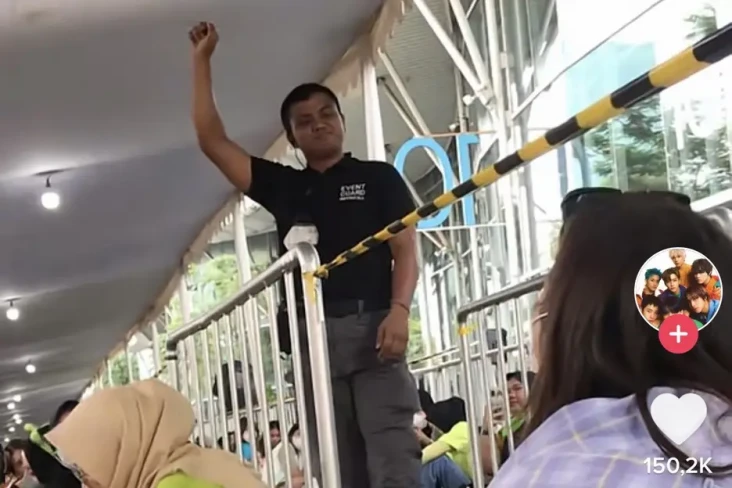Viral, Video Petugas...