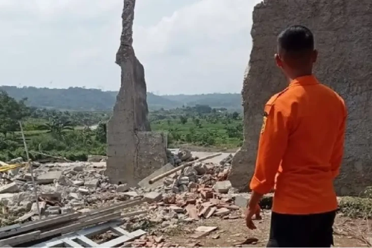 Rumah dan Musala Hancur...