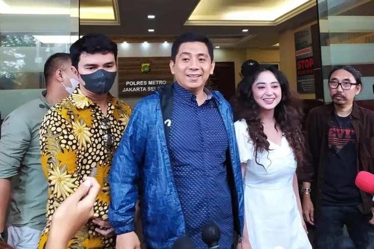 Dewi Perssik Sambangi...