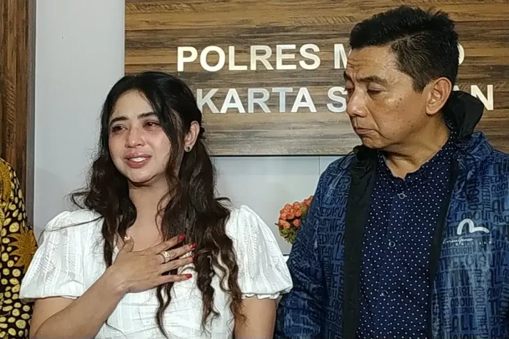 Dewi Perssik Menangis...