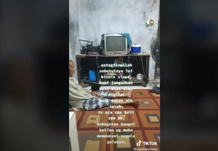 Viral Kakek-kakek Termenung...