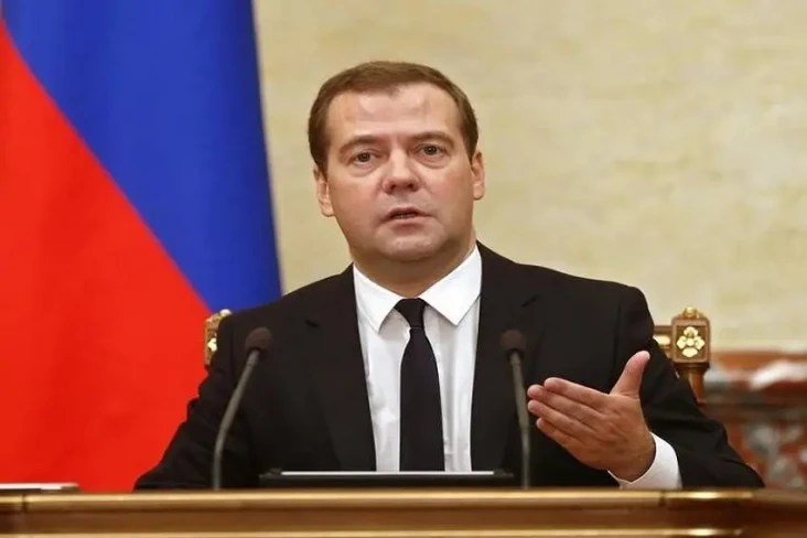 Dmitry Medvedev Anggap...