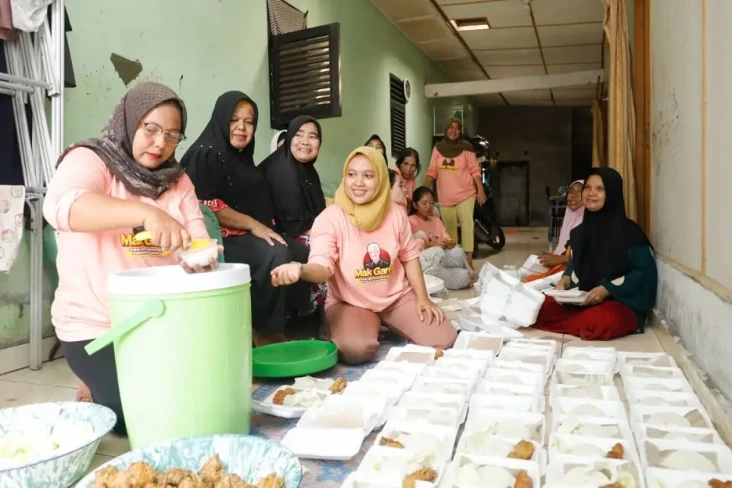 Mak Ganjar Bagikan Ratusan...