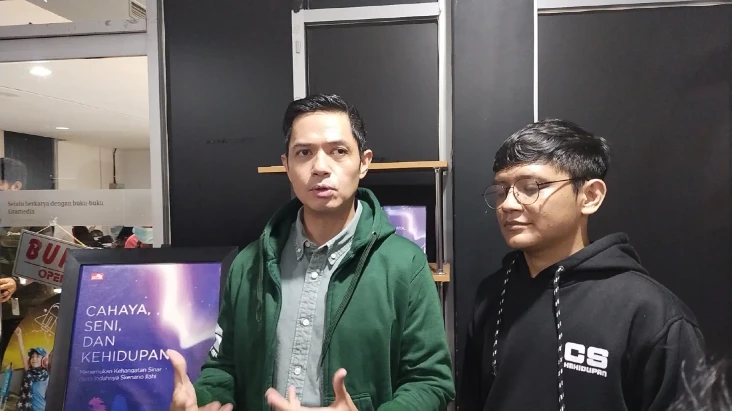 Dude Harlino Hadir di...