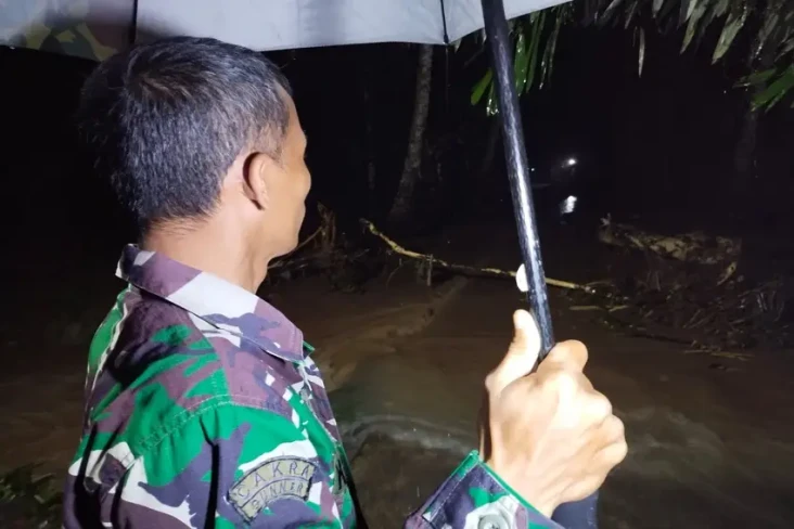 Sungai Cidamar Meluap,...