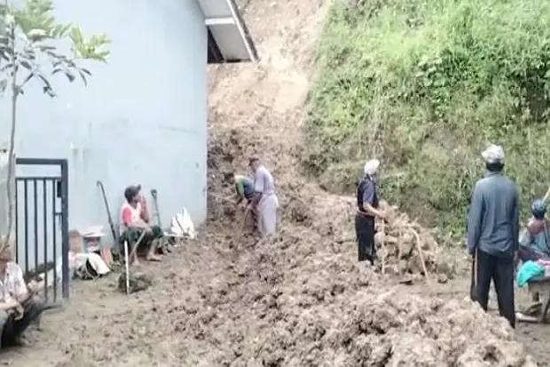 Astaga! Tebing Setinggi...