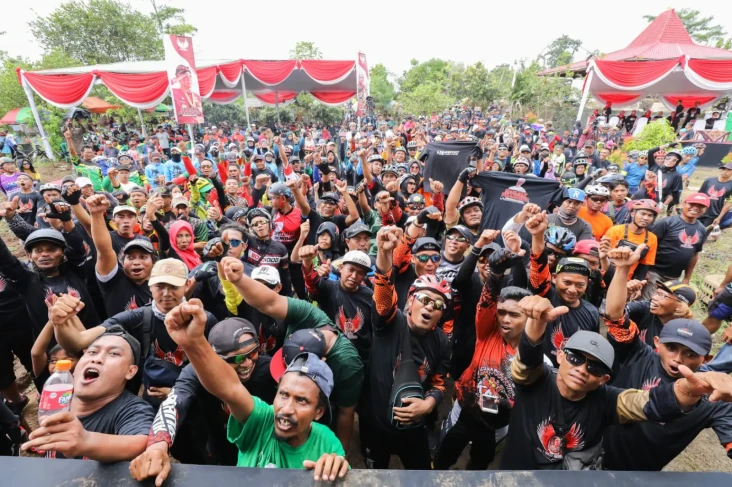Ribuan Warga Desa di...