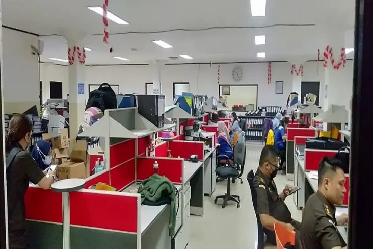 Kejagung Geledah Kantor...