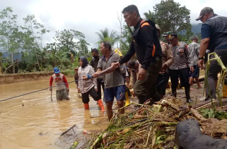 Gaya Risma Tinjau Banjir...