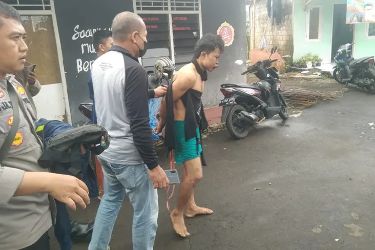 Diteriaki Maling, Pria...