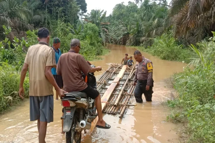 Banjir Putus Jalan Desa...