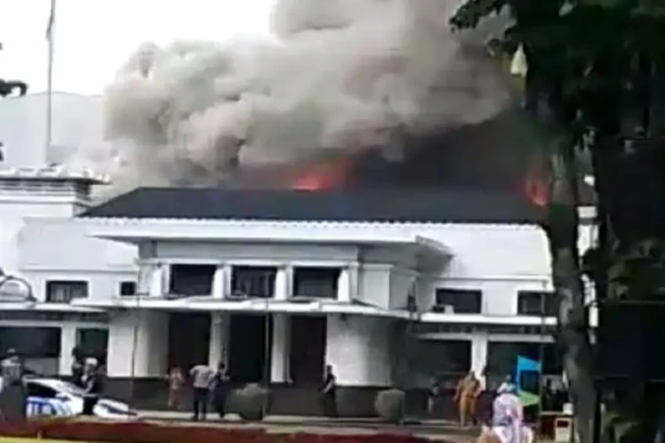 Balai Kota Bandung Terbakar,...