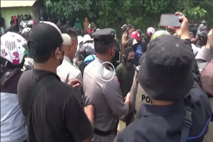 Unjuk Rasa Ratusan Buruh...